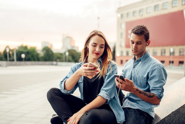 La pareja de adictos al teléfono no puede vivir sin aparatos