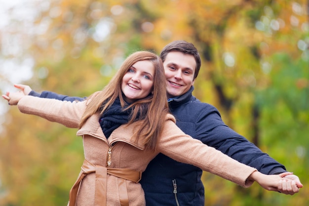 Pareja adolescente en el parque de otoño