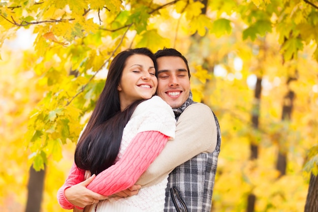 Pareja adolescente en el parque en otoño