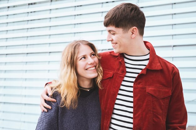 Foto una pareja de adolescentes enamorados mirándose a los ojos