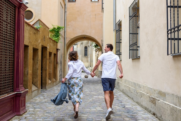 Pareja adulta en calles de la ciudad