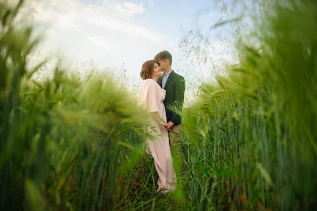 Pareja adulta en un campo de trigo verde