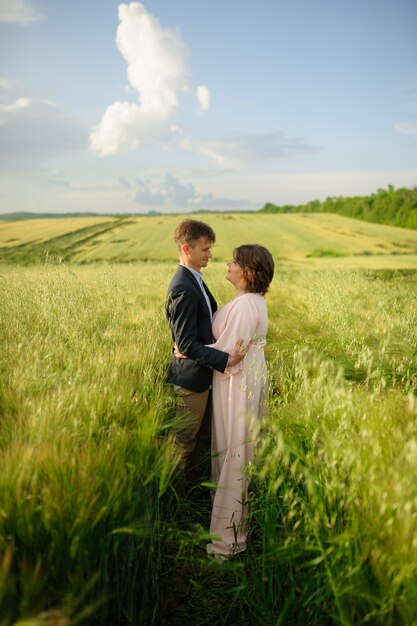 Pareja adulta en un campo de trigo verde