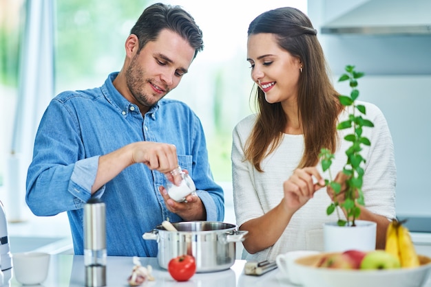 pareja adulta cocinando juntos en casa