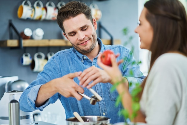 pareja adulta cocinando juntos en casa