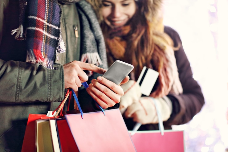 Foto pareja adulta de compras en la ciudad durante la época navideña
