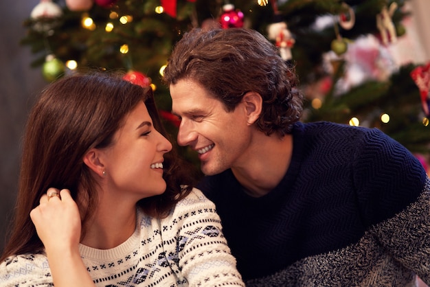 pareja adulta, hablar, encima, árbol de navidad