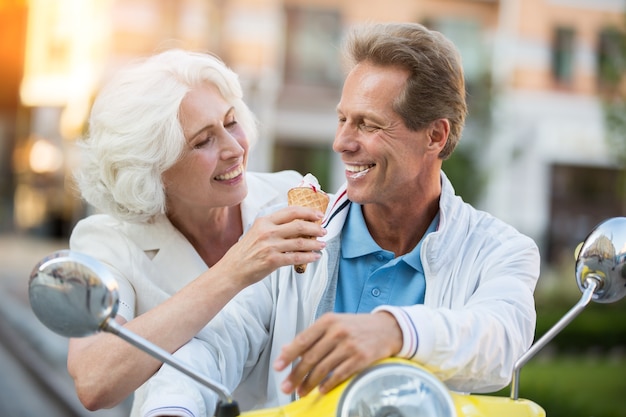 Pareja adulta con helado.