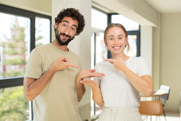 Foto pareja de adultos jóvenes en casa expresando un concepto