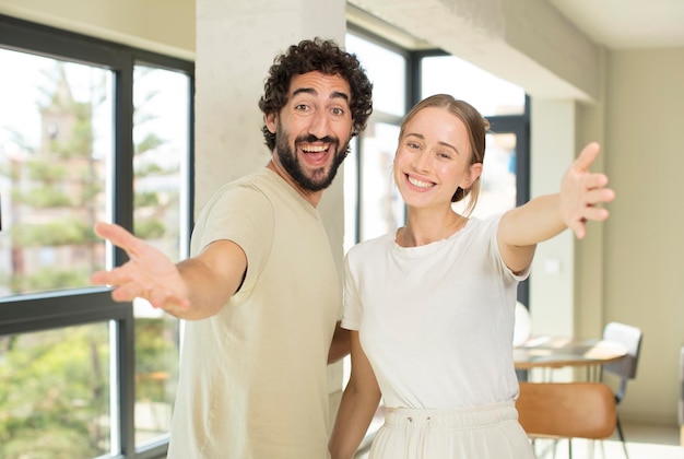 Foto pareja de adultos jóvenes en casa expresando un concepto