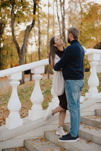 Pareja de adultos jóvenes enamorados en otoño Parque