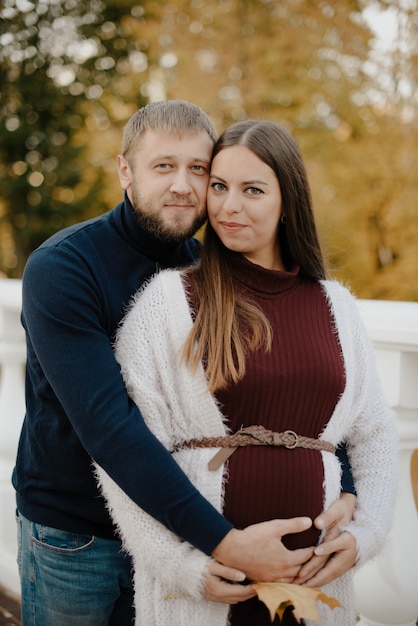 Pareja de adultos jóvenes enamorados en otoño Parque