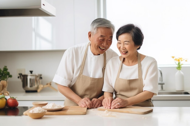 Una pareja de adultos mayores casados asiáticos horneando en la cocina.