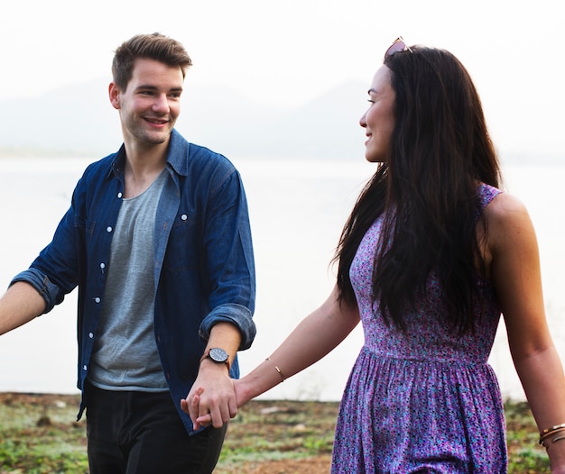 Foto pareja de adultos viajan juntos la felicidad