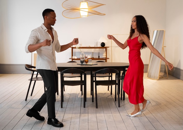 Foto una pareja de aficionados bailando salsa juntos