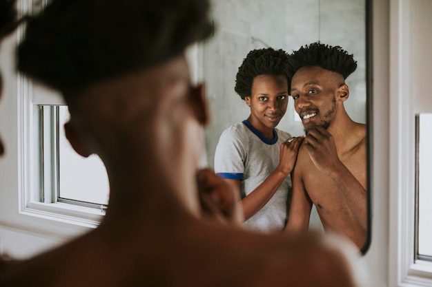 Una pareja africana en un baño.