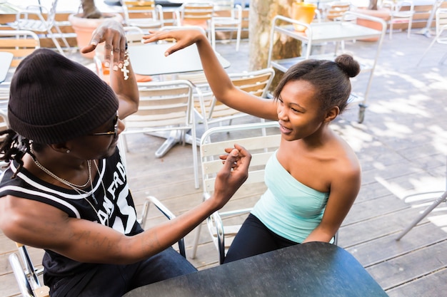 Pareja africana divirtiéndose en la cafetería