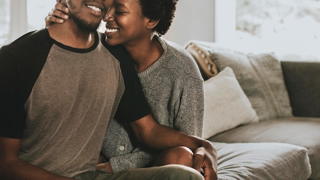 Pareja africana escalofriante en una sala de estar en casa