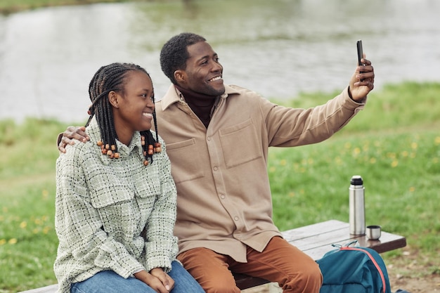 Pareja africana haciendo retrato selfie por teléfono