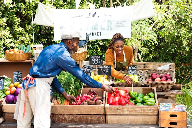 Pareja africana propietaria de una tienda de productos orgánicos frescos.