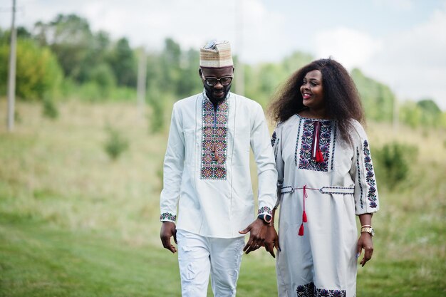 Pareja africana con ropa tradicional en el parque.