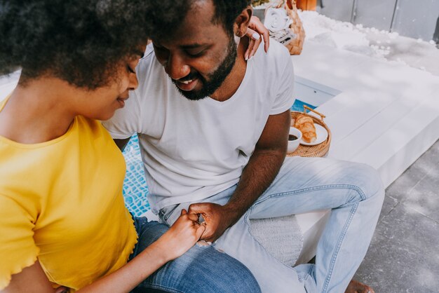 Pareja afroamericana en casa en el jardín - Hermosa pareja negra pasar tiempo juntos