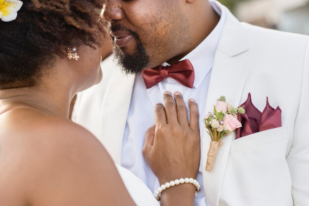 Pareja afroamericana casándose en una isla