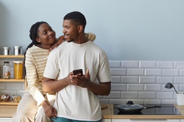 Pareja afroamericana pasando tiempo juntos en casa