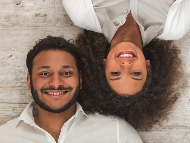 Pareja afroamericana sonriendo