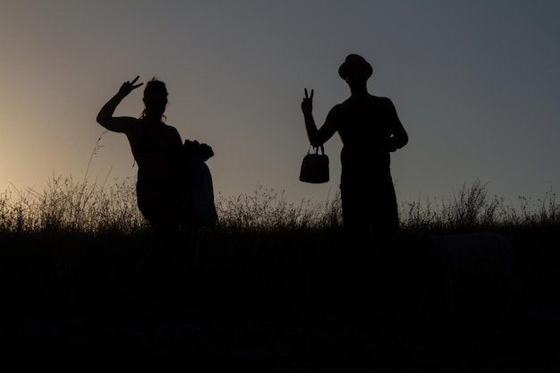 una pareja al atardecer