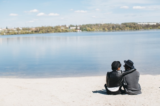 Pareja al lado de un hermoso lago