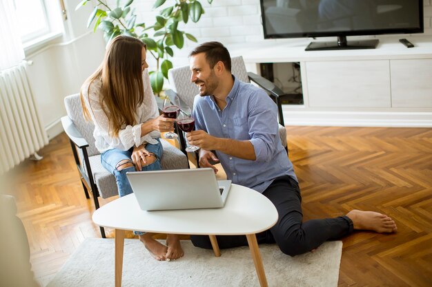 Pareja alegre buscando internet y compras en línea