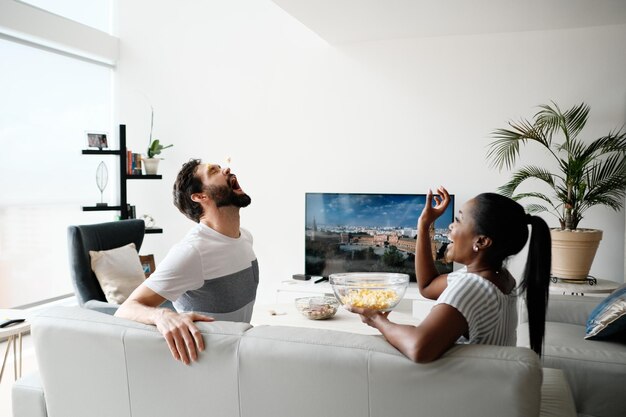 Foto una pareja alegre disfrutando en casa.