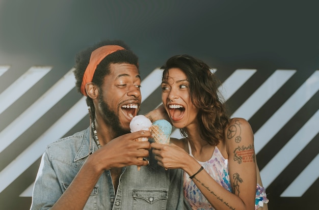 Pareja alegre disfrutando de un helado