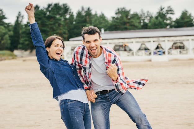 Una pareja alegre se divierte