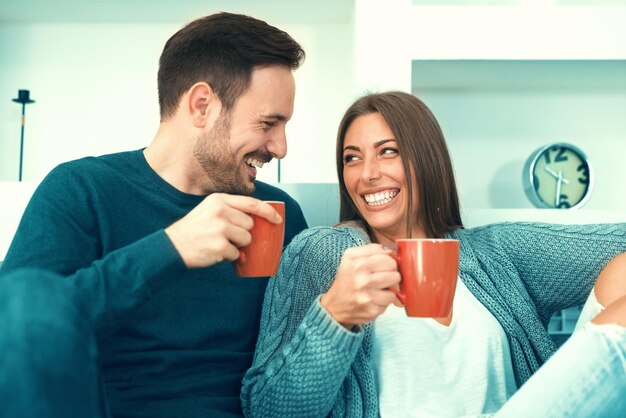 Pareja alegre enamorada por la mañana