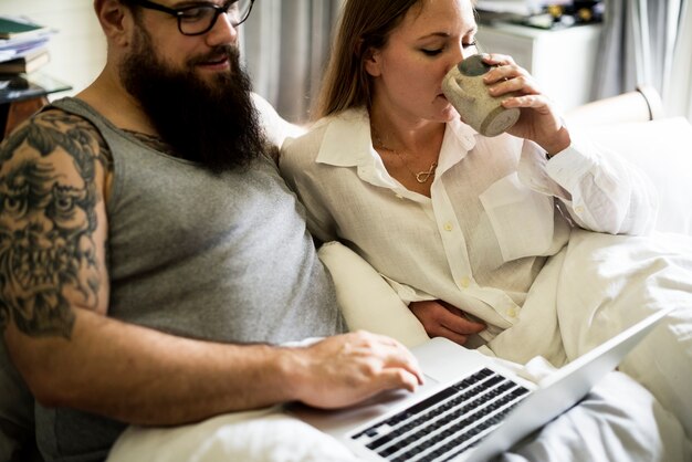 Una pareja alegre está pasando tiempo juntos