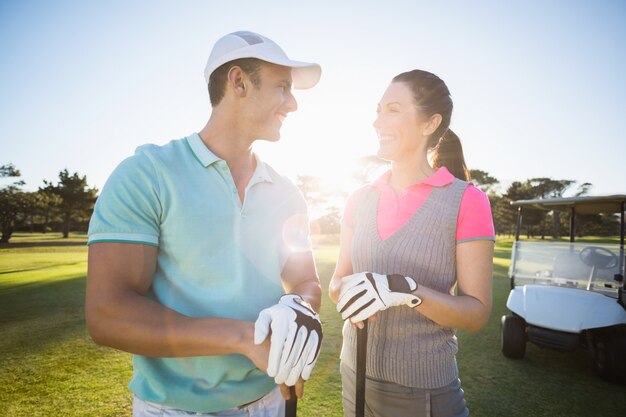 Pareja alegre jugador de golf