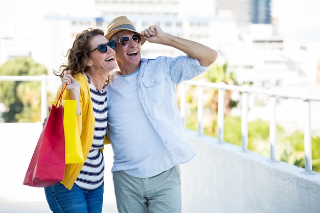 Foto pareja alegre mirando a otro lado