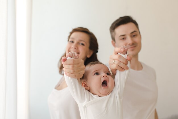 Foto pareja alegre con niño infantil