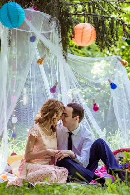 Foto pareja alegre en el prado