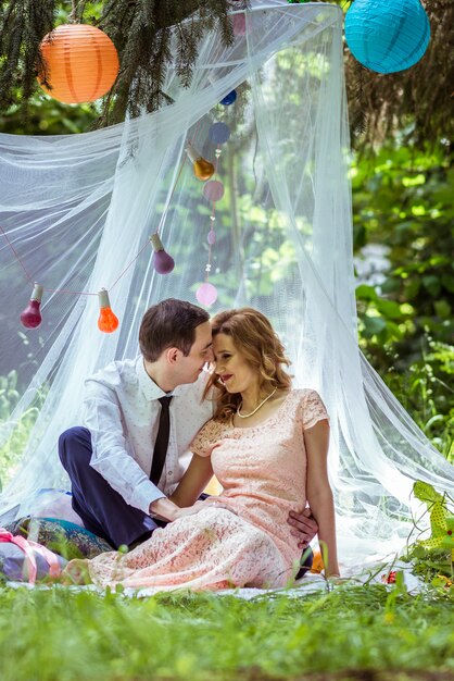 Foto pareja alegre en el prado