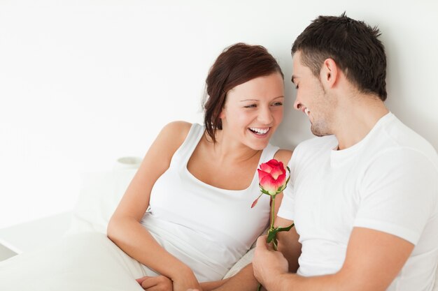 Pareja alegre con una rosa