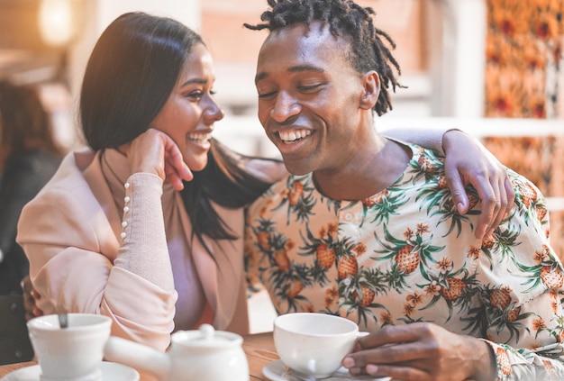 Una pareja alegre sentada en un café.
