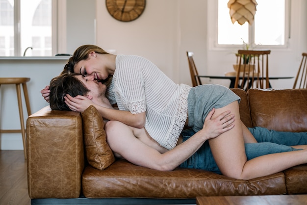 Pareja alegre en el sofá