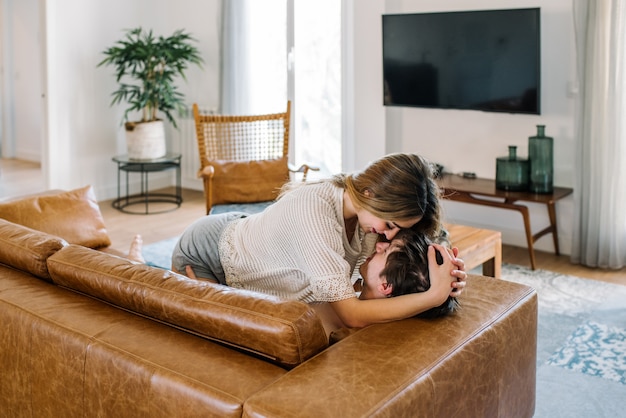 Pareja alegre en el sofá