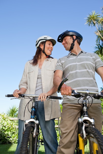 Pareja alegre con sus bicicletas