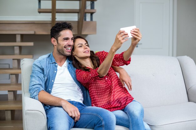 Pareja alegre tomando autorretrato