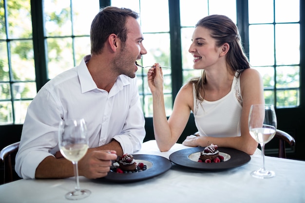 Pareja alimentándose y sonriendo