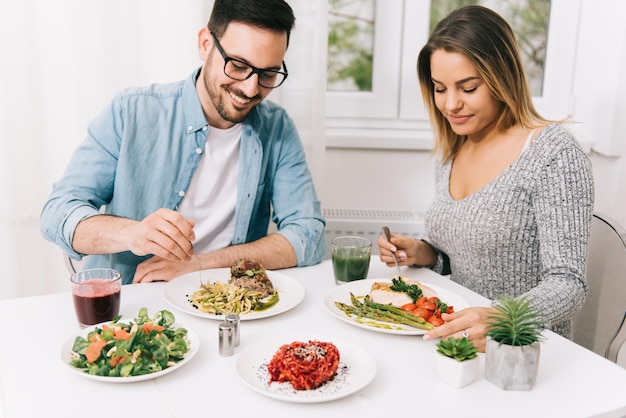 Una pareja almorzando.